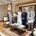 وزيرة الثقافة مع رئيس جمعية الأدب والأدباء
